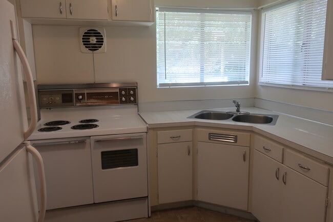 Photo - 121 N Miller St
