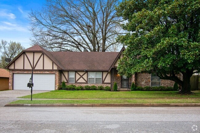 Building Photo - Spacious Renovated Home with Fenced Yard !