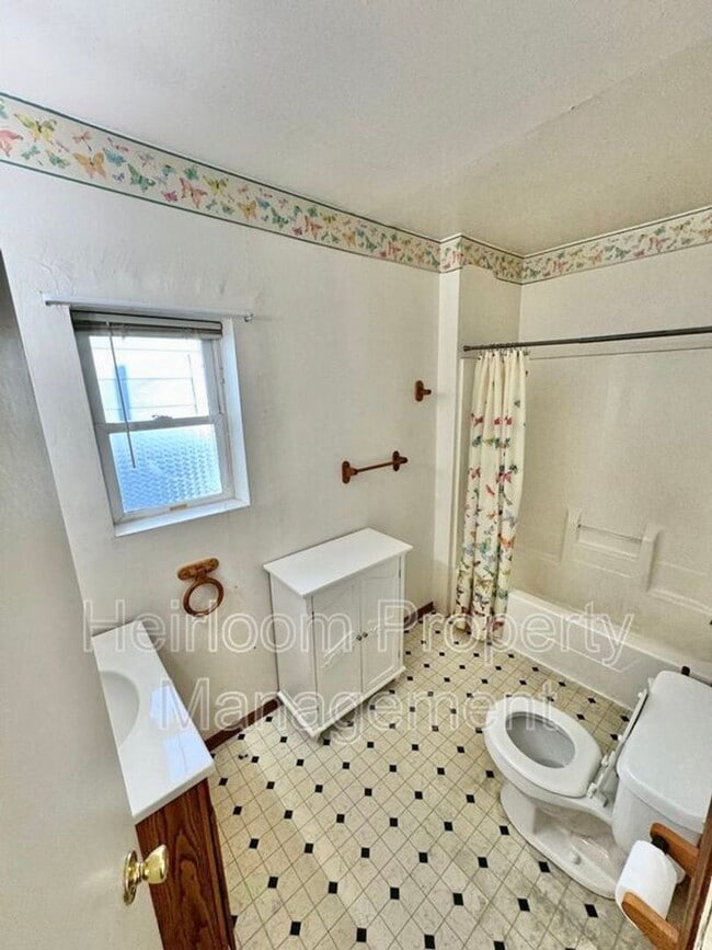 Photo - AVAILABLE AUGUST 1st   - 2 Bed 1 Bath Located In Superior WI w/ Bonus Space