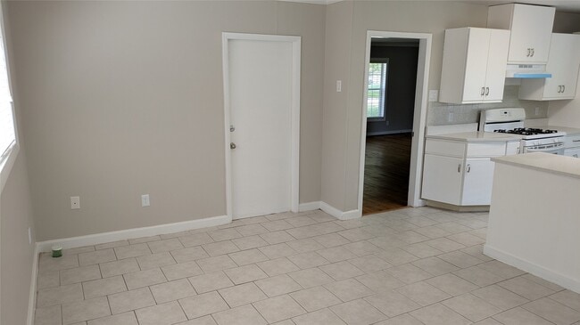 Building Photo - 5303 Evergreen St Rental