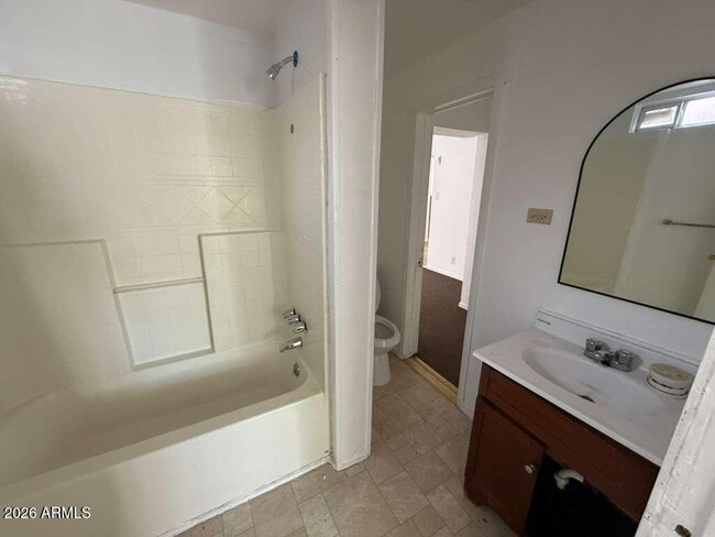 Photo - 942 E 8th St