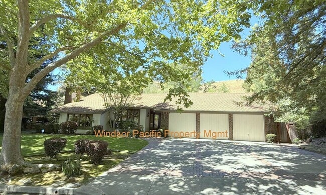 Building Photo - Sprawling ranch home located in highly des...