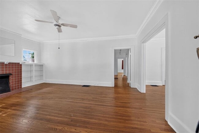 Photo - 582 Clifton Rd NE