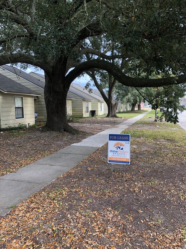 Building Photo - Must see this Remolded 2 Bedroom 2 Bath Townhome Avail NOW