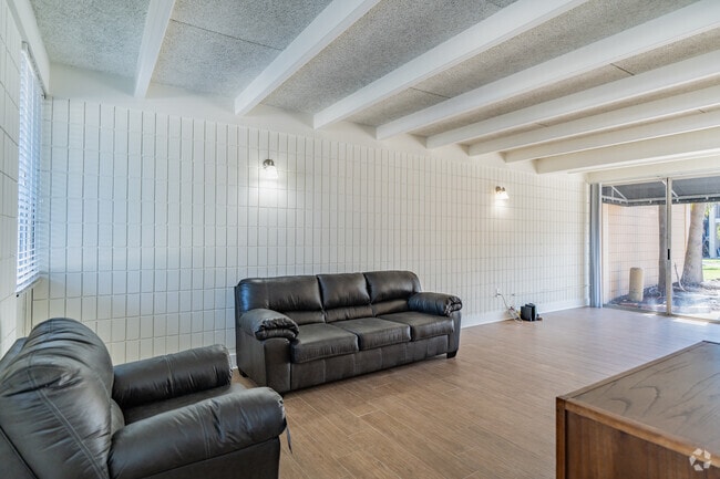 2BD, 2BA - 850SF - Living Room - The Oasis Club