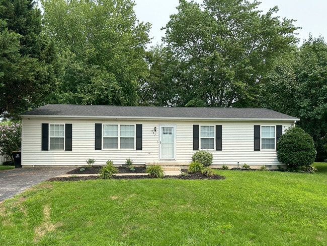 Exterior - Front - 903 Queens Ct