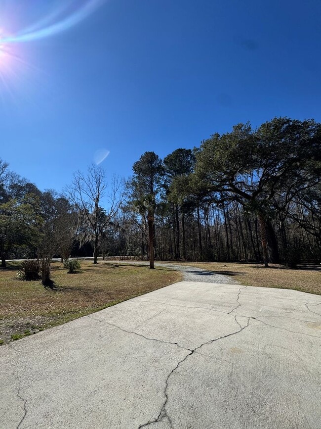 Photo - 3 BED | 2 BATH | TWO CAR GARAGE | LARGE FRONT AND BACK YARDS | AVAILABLE NOW