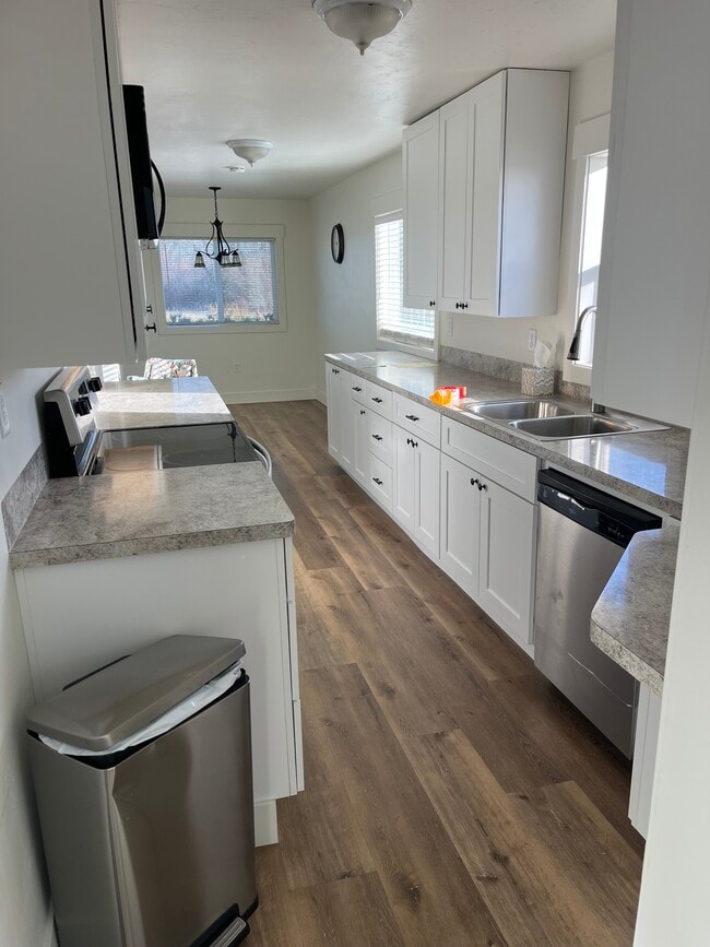 Photo - 725 Sand Creek Rd