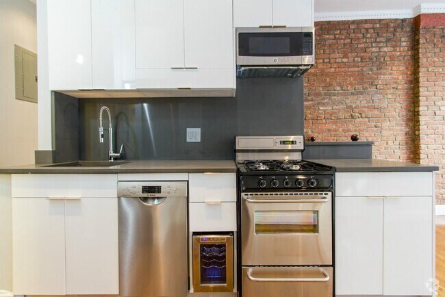 Building Photo - 334 E 100th St Rental