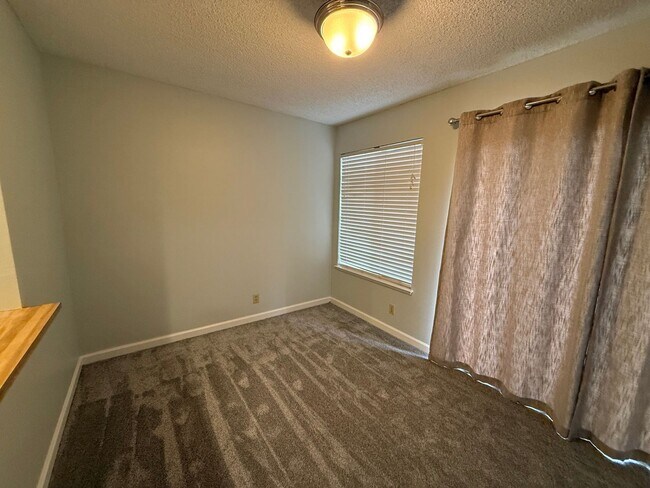 2526 Lagoon Ln