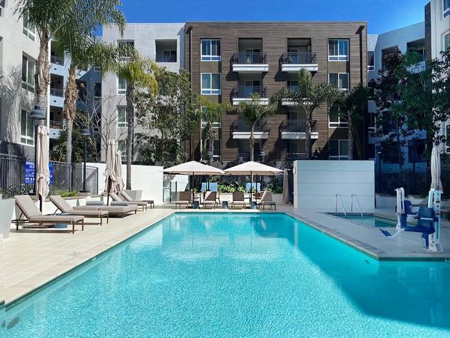 Piscina estilo resort | Elan Huntington Beach | Apartamentos en Huntington Beach, CA - Elan Huntington Beach Apartamentos