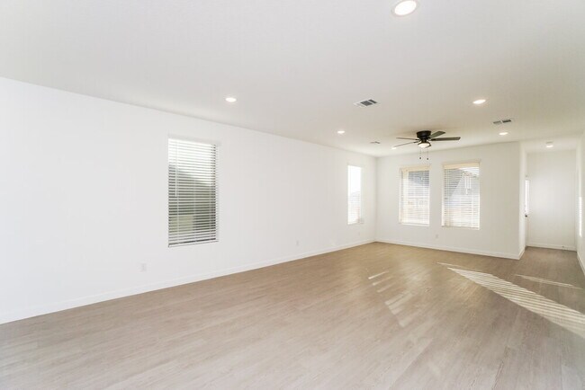 Photo - 15546 Crescent Pne