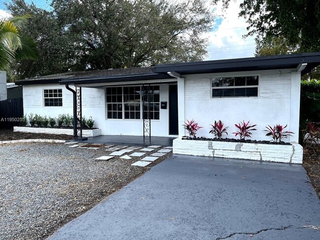 Building Photo - 5720 Sheridan St