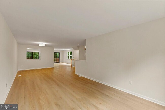 Photo - 7937 Valleyfield Dr