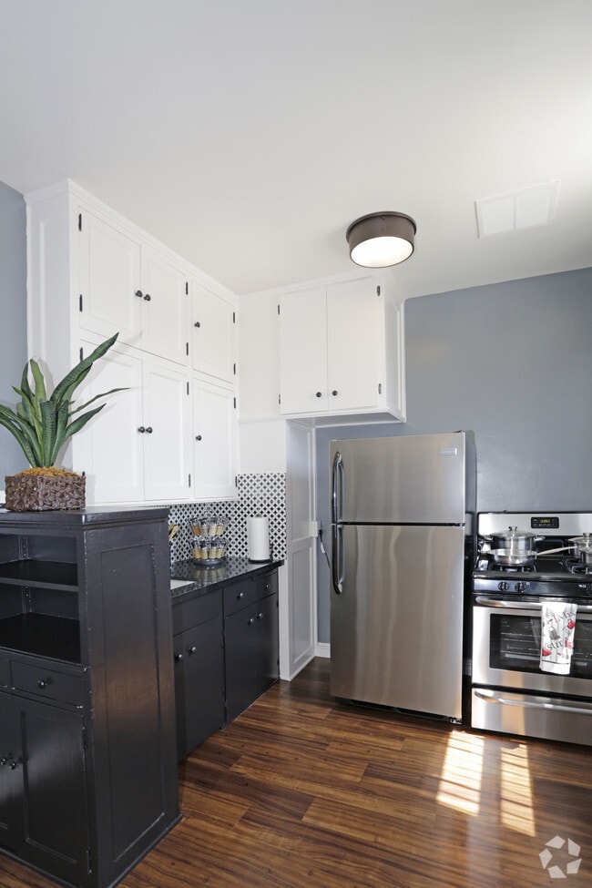 1BR, 1BA - 825 SF