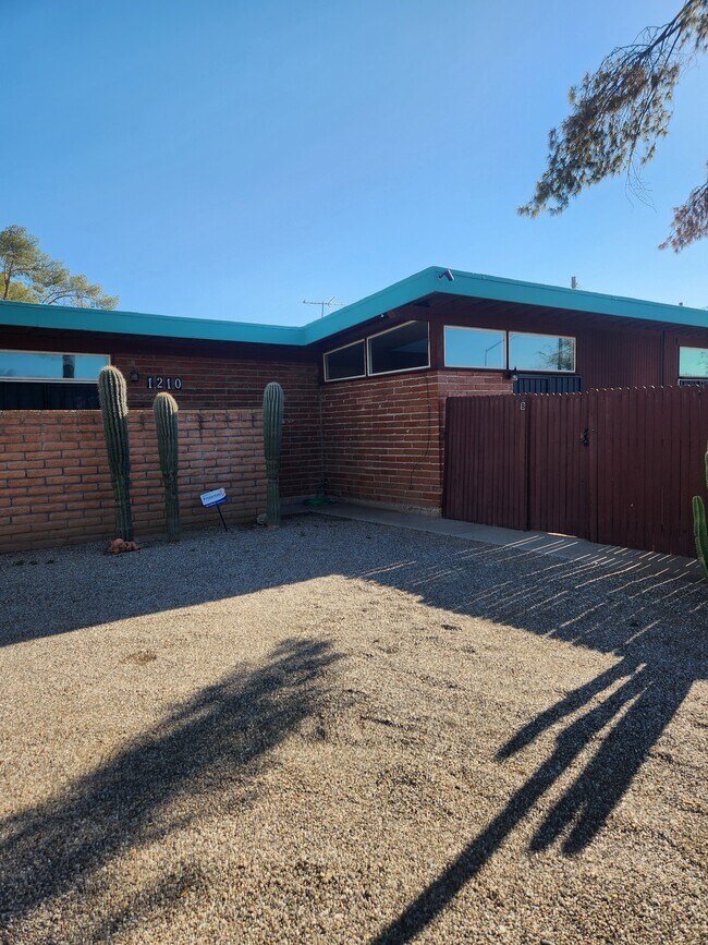 1210 E Prince Rd Unidad Cute 1-Bedroom with All Utilities And Wifi