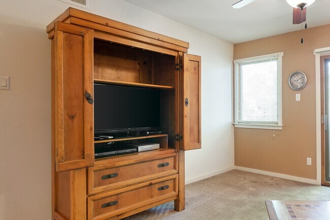 Photo - Fully Furnished One Bedroom, One Bath Read... Unidad 56