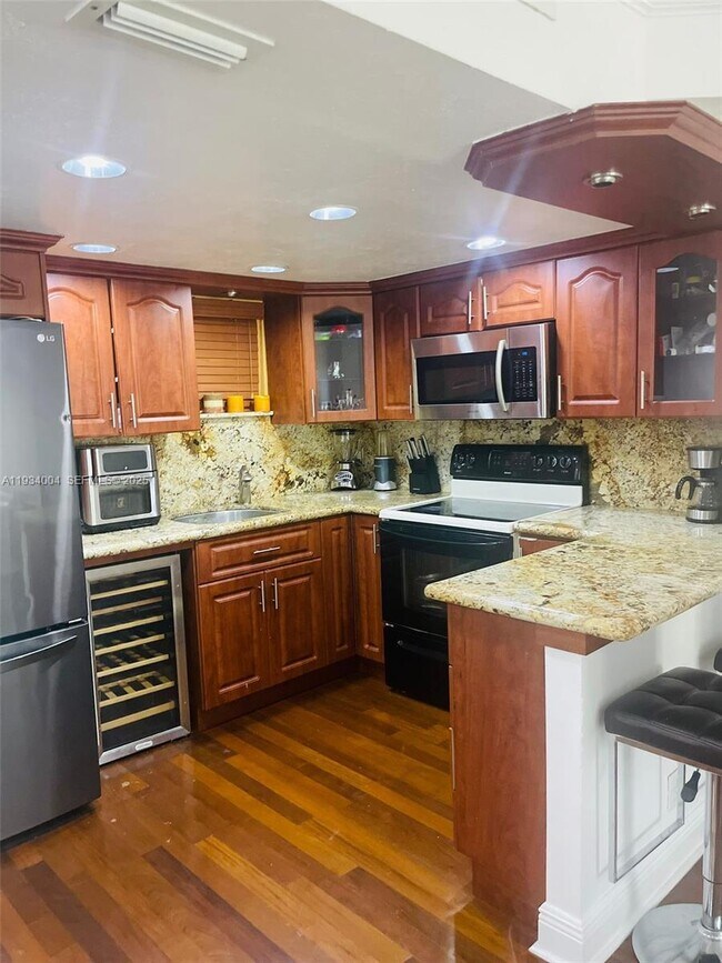 Building Photo - 8290 Lake Dr Unit 420