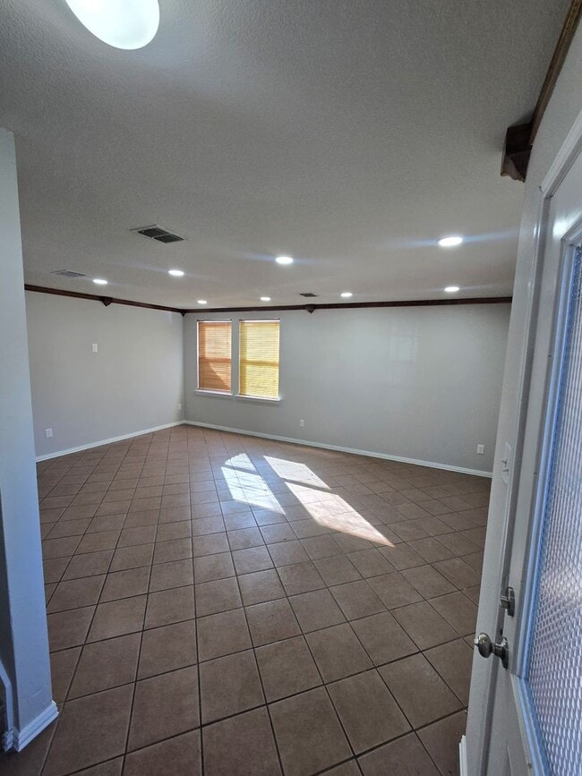 Building Photo - 4 Bedroom / 2.5 Bath / 2 Car Garage