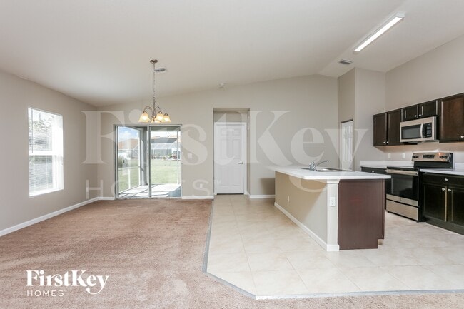 Photo - 461 SW Kestor Dr