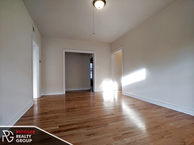 Photo - 822 W Waveland Ave Unit 1