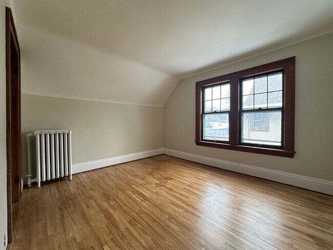 Photo - Charming 5 Bedroom House in St.Paul!