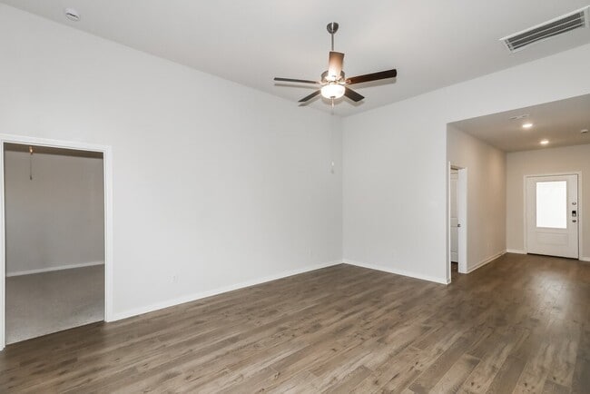 Photo - 208 Lgt Smt Dr