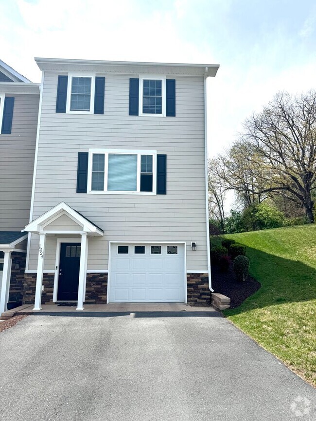Building Photo - End Unit Townhouse for Rent in Crescent Ridge