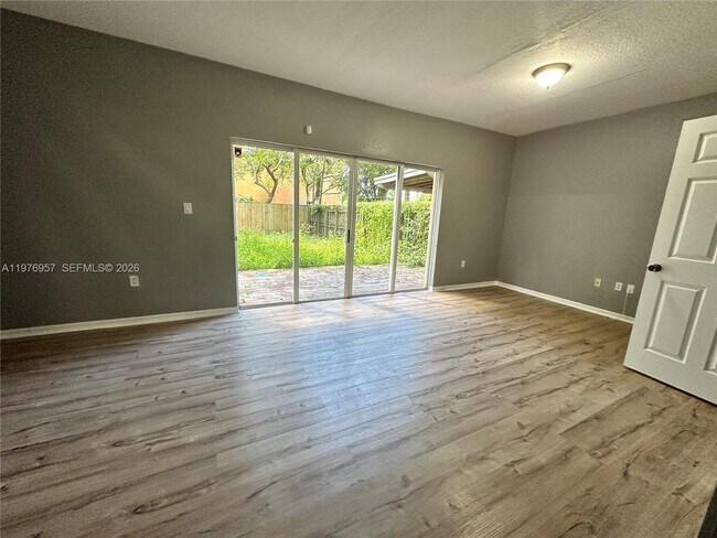 Photo - 687 SW 10th St