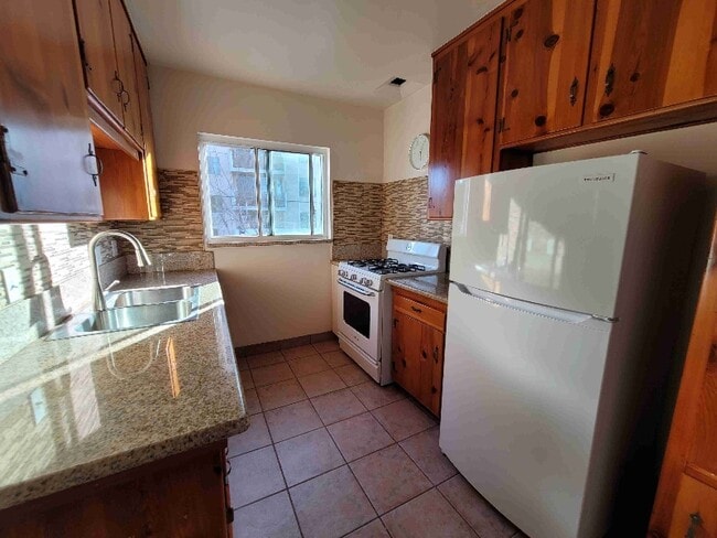 Photo - 2364 Walgrove Ave Unit 5