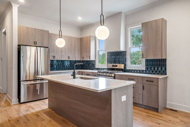 Photo - 1081 Hill St SE