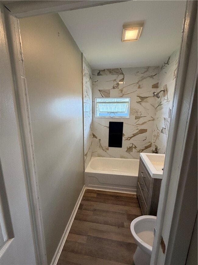 Photo - 470 W 1st St