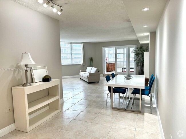 Building Photo - 801 Brickell Bay Dr Unit 465 Rental