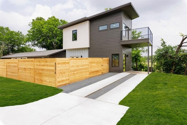 Building Photo - 8507 Hathaway Dr Unit B