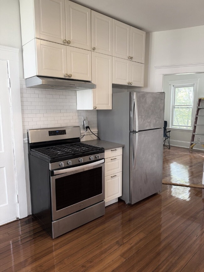Photo - Available NOW! Spacious 3 BED 1 BATH in quiet neighborhood Unit 2