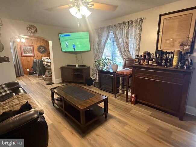 Photo - 312 Woodford St