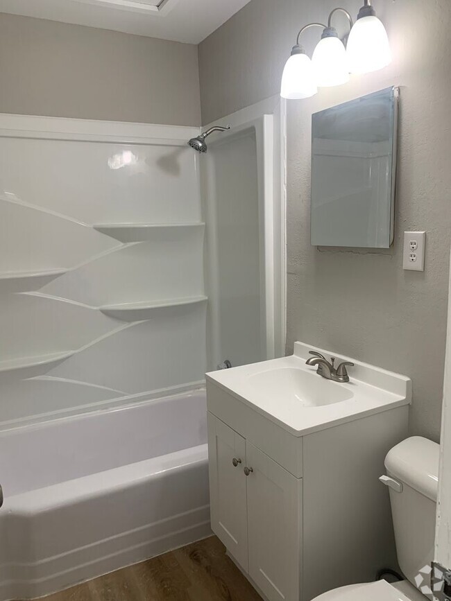 Building Photo - $1095 - 3 bedroom / 1 bathroom - Single Fa... Rental