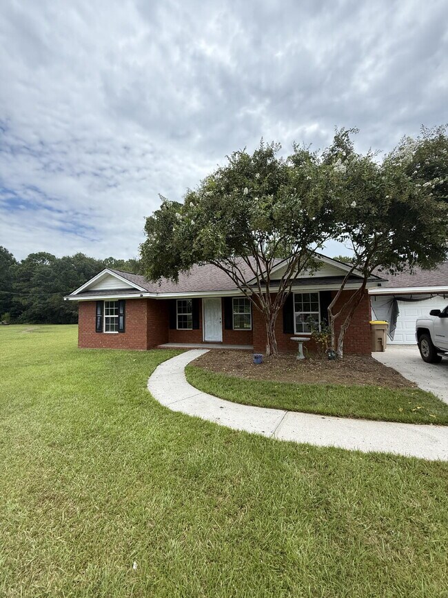 Building Photo - Charming 3-Bedroom Bloomingdale Retreat on over 1 acre!