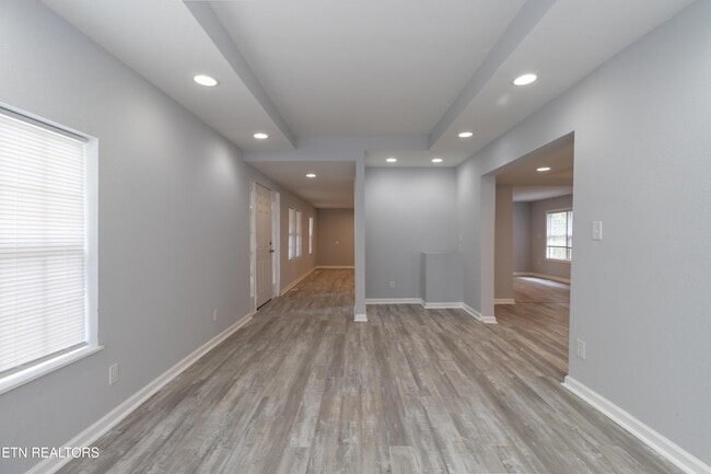 Photo - 770 Mahoney Rd