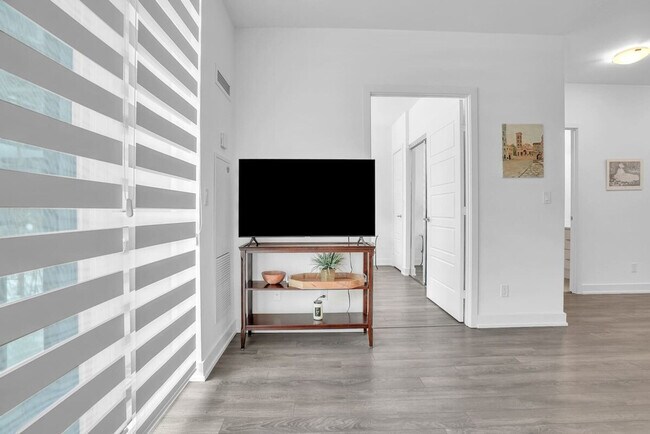 Photo - 375 Sea Ray Ave Unit SI ID1556409P