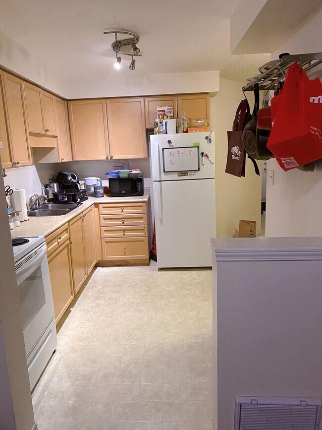 Photo - 73 Roehampton Cres