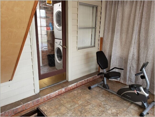 Photo - Upstairs 2bed/1bath Apartment