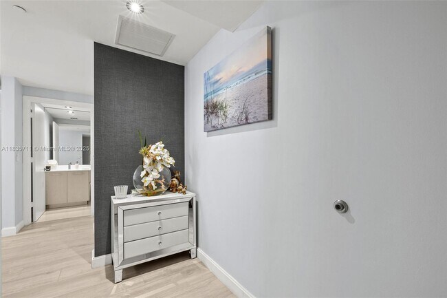 Photo - 55 SW 9th St Unidad 2309