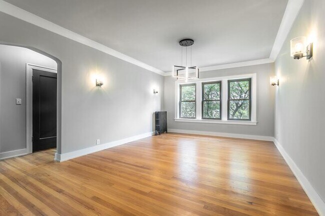 Photo - 841 E 86th St