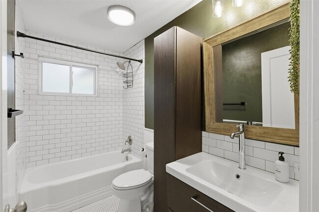 Photo - 5614 Shoalwood Ave