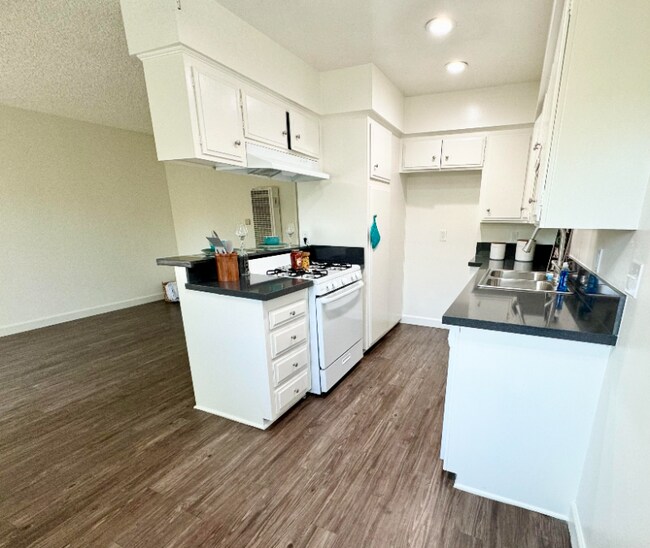 Photo - 1339-1349 Grace St