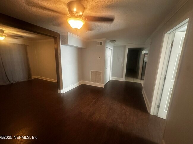 Photo - 2628 Myra St