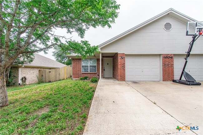 Building Photo - 1606 Yuma Trail
