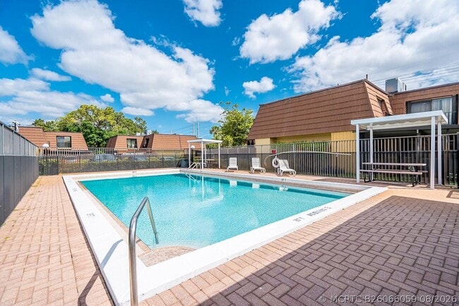 4225 Turnberry Cir
