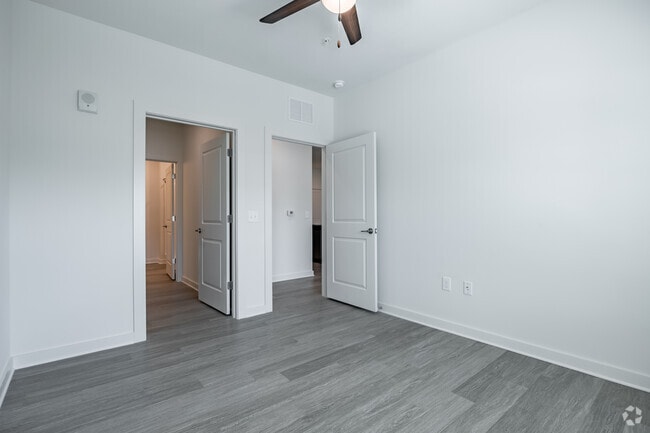2BR, 2BA - 974SF